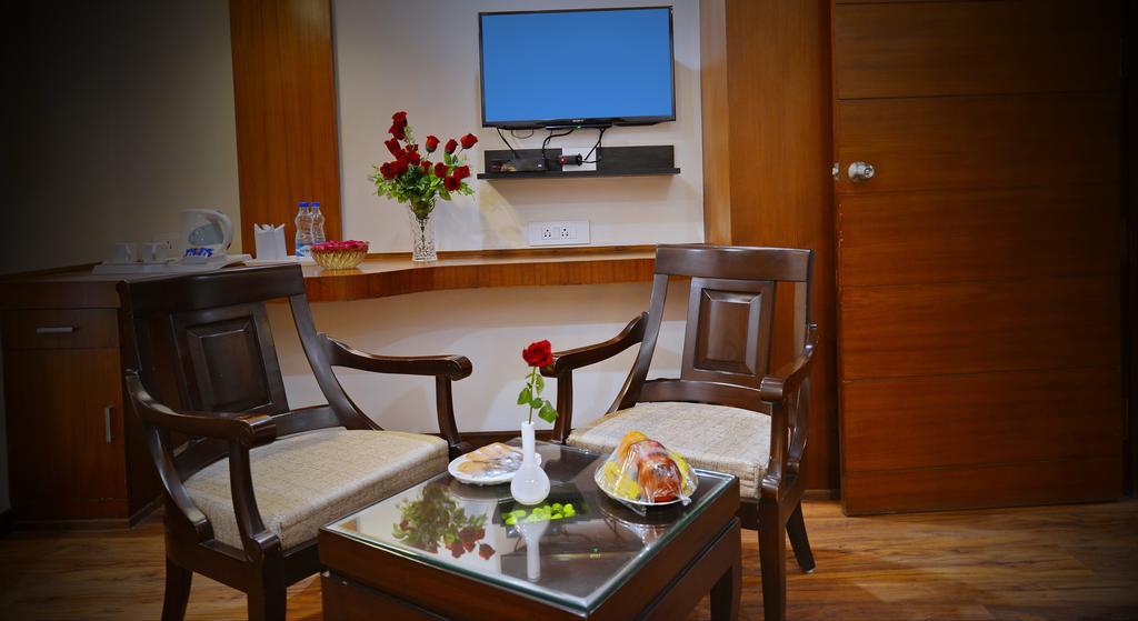Hotel Seven Hills Tower Agra  Bagian luar foto