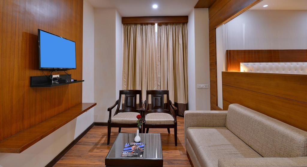 Hotel Seven Hills Tower Agra  Bagian luar foto