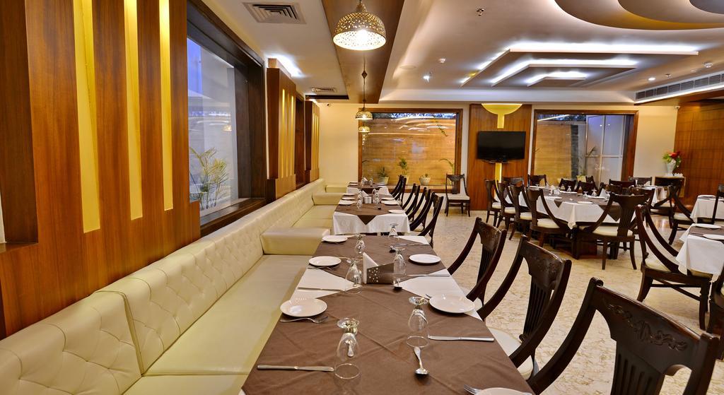 Hotel Seven Hills Tower Agra  Bagian luar foto