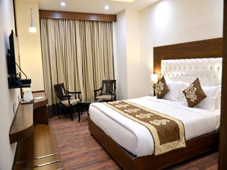 Hotel Seven Hills Tower Agra  Bagian luar foto